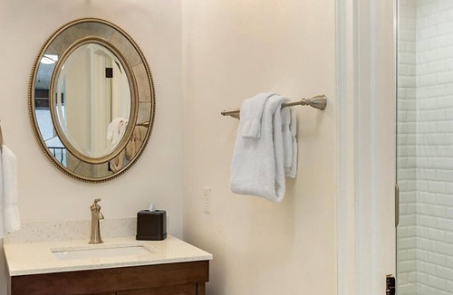 French Quarter Resort | The Lodge Alley Inn in the heart of Charleston!