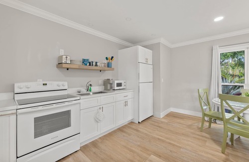 Sanibel Cottage | The Lovebird-sleeps 3! Great value on Sanibel-walk to dining, shops and Historic East End Lighthouse