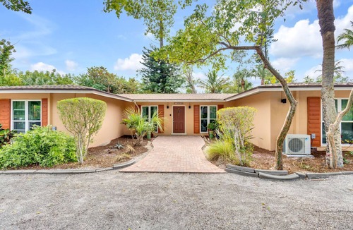 Sanibel Cottage | The Lovebird-sleeps 3! Great value on Sanibel-walk to dining, shops and Historic East End Lighthouse
