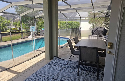 West Haven House | 'The Magic Castle" spacious home sleeps up to 14. 9 miles to disney