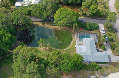Englewood House | The Manasota Beach House private Pool & Jacuzzi close to the beaches PET FRIENDLY