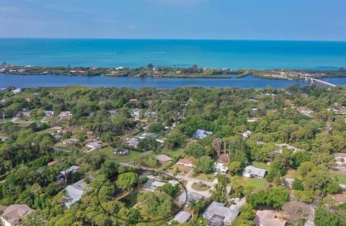 Englewood House | The Manasota Beach House private Pool & Jacuzzi close to the beaches PET FRIENDLY