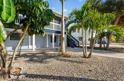 Mid Island Apartment | The Pina Colada at the Anchorage