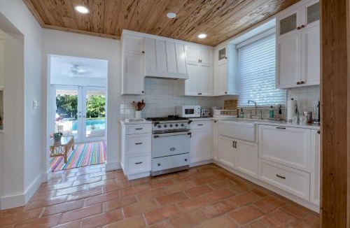 Southland Park Villa | The Pink Orchid Beach House Stunning Pool!
