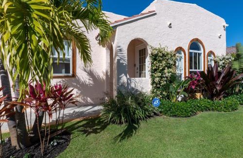 Southland Park Villa | The Pink Orchid Beach House Stunning Pool!