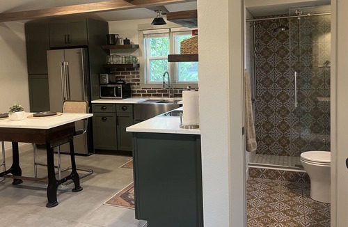 United Central Apartment | The Pool House Retreat