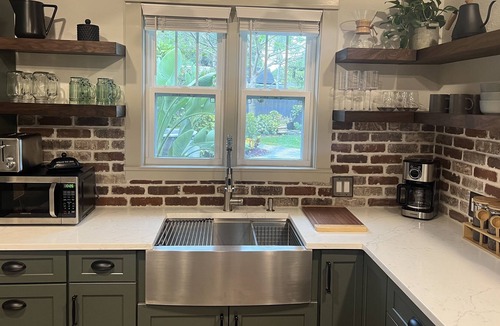 United Central Apartment | The Pool House Retreat