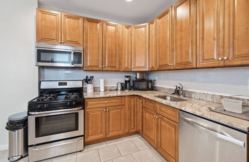 Bayonne House | The Rainforest II | Sleeps 16 | 20m to NYC | FREE street Parking