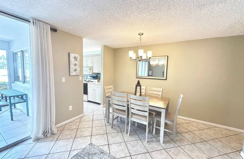 Jupiter Bay Apartment | The Seaside Sanctuary - Walk To The Beach and Pool