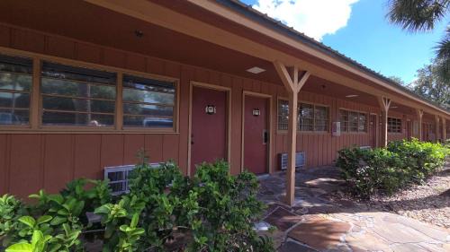 River Ranch Apartment | The Shady Porch 1BR Cottage at Westgate 303