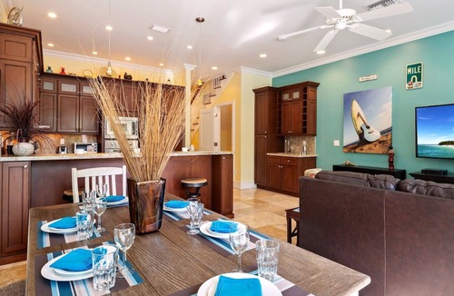 Old Town House | *THE SMILING IBIS @ OLD TOWN* Home & Pool + Last Key White Glove Service.