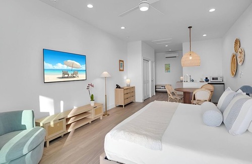 Long Key Hotel | The Stay You’ve Been Looking For! Balcony, Outdoor Pool, Pets Are Welcome!