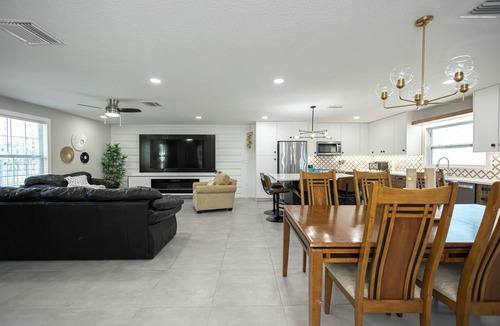 Braden River House | This centrally-located Parrish house has everything you need for a lovely stay!