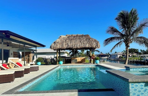 Caloosahatchee House | TIKI on the CANAL mini-putt pool/spa kayak fishing