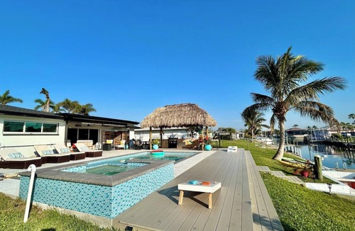 Caloosahatchee House | TIKI on the CANAL mini-putt pool/spa kayak fishing