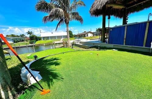 Caloosahatchee House | TIKI on the CANAL mini-putt pool/spa kayak fishing