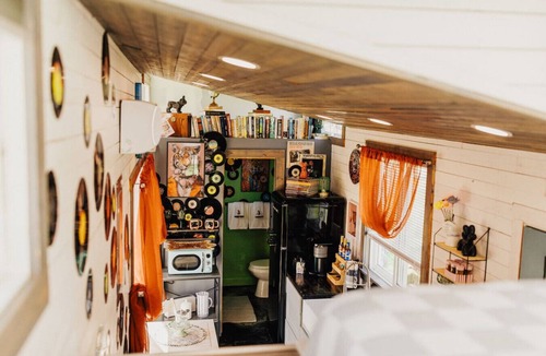 Lincoln House | Tiny house w/ Pool on water near Beaches / turf