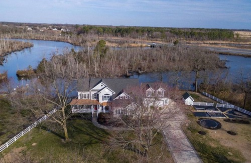 Lincoln House | Tiny house w/ Pool on water near Beaches / turf