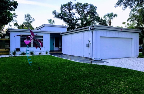 Bay Isle House | Tons of Amenities. Saltwater pool, e-bikes, beach gear and more!