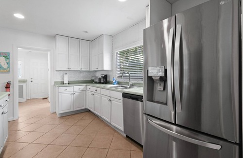 Lake Park House | Top Rated Coastal Charm Family Estate | Sleeps 16!