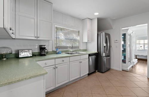 Lake Park House | Top Rated Coastal Charm Family Estate | Sleeps 16!
