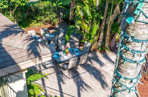 Lake Park House | Top Rated Coastal Charm Family Estate | Sleeps 16!