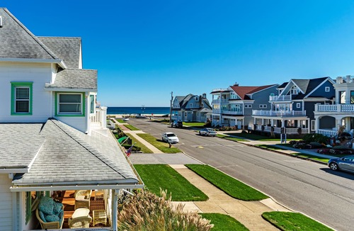 Wall House | TOP RATED! Only 4 HOUSES to BEACH! Oceanview deck and 6 beach passes included!