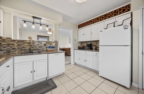 Lake Como Apartment | Top Rated ! Serenity Guest House-4 Beach Badges-BBQ Grill-Near all Attractions.