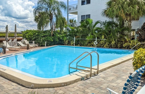 Indian Shores House | Townhouse Steps from the Beach with Screened Balcony, WiFi, AC & Shared Pools