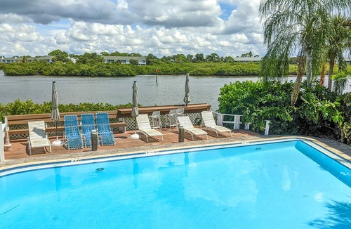 Indian Shores House | Townhouse Steps from the Beach with Screened Balcony, WiFi, AC & Shared Pools