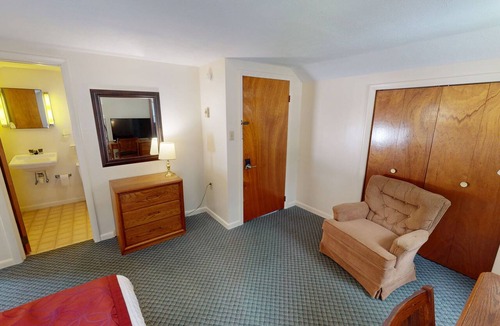 Hamilton Hotel | Tranquil 1-bedroom hotel room in charming Hamilton - #302 Above the Canopy