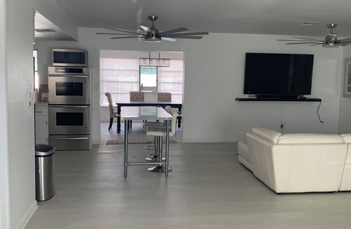 North Center Street House | Tranquil 4/3 house in welcoming Jupiter. Centerallly located