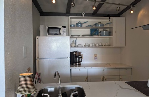 New Town Condo | Tranquil condo/AC, WIFI, Outdoor Pool, Full kitchen, Livingroom in Key West