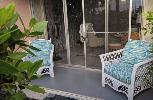 New Town Condo | Tranquil condo/AC, WIFI, Outdoor Pool, Full kitchen, Livingroom in Key West