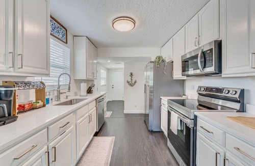 Disston Heights House | Tranquil Neighborhood Retreat
