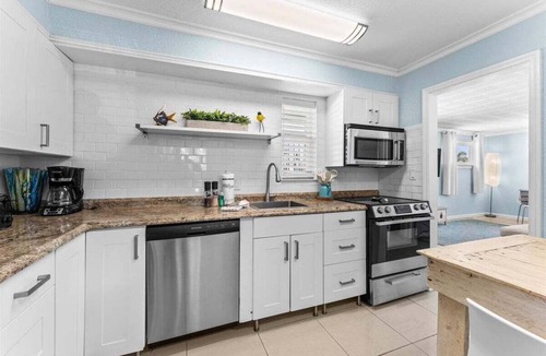Treasure Island Condo | Treasure Island Getaway: 2-BR, Heated Pool, Shuffleboard & Direct Beach Access!