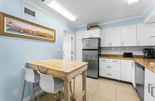 Treasure Island Condo | Treasure Island Getaway: 2-BR, Heated Pool, Shuffleboard & Direct Beach Access!