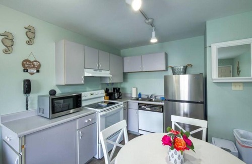 North End House | Trendy 1BD Balcony Pool Small fam or couples stay