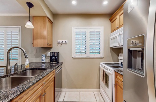 Ocean Woods House | Tropical Backyard Oasis W/Ground-Floor Walkout Patio, BBQ Grills, & Fenced-in Yard!☀️