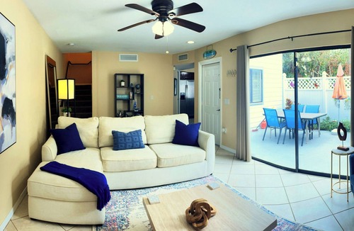 Pine Manor House | TROPICAL BREEZE TOWNHOUSE WITH LARGE PRIVATE PATIO 2 BEDROOMS-2 BATHROOMS