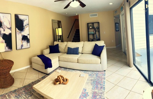 Pine Manor House | TROPICAL BREEZE TOWNHOUSE WITH LARGE PRIVATE PATIO 2 BEDROOMS-2 BATHROOMS