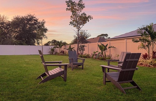 Port Saint Lucie House | Tropical Garden | Fast WiFi | 5 TVs | Fenced Yard