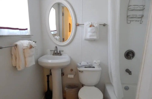 Little Torch Key Hotel | Tropical Getaway w/Pool | 0.3 mi to Kiki's Sandbar | Breakfast Included