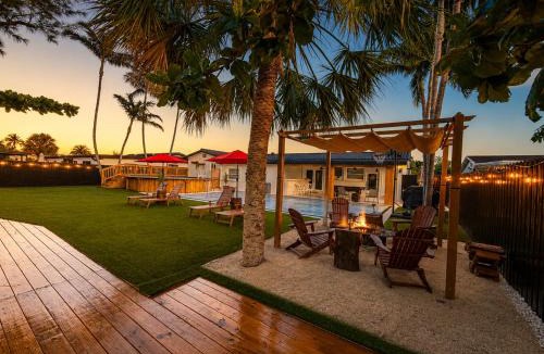 Kendale Lakes Villa | Tropical Lakehouse Escape Pool and Lakefront