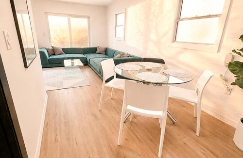 Whitfield House | Tropical Luxe Villa-Near Airport, Minutes to Lido key beach, Downtown and Dining