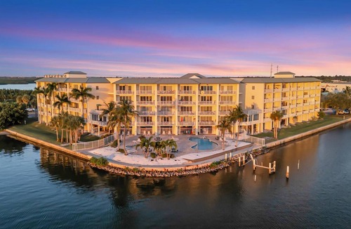 St. Petersburg Apartment | Tropical Resort! Heated Pool & Hot Tub Bar & Grill