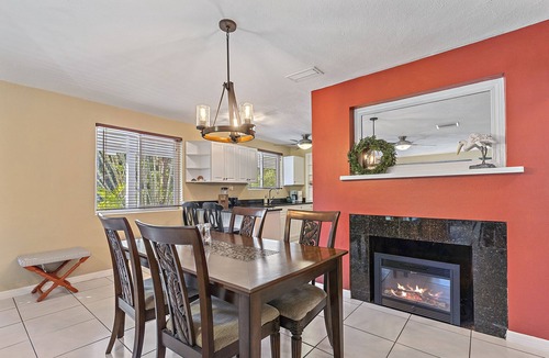 Indian Beach Sapphire Shores House | Tropical Retreat w/charming garden near downtown.