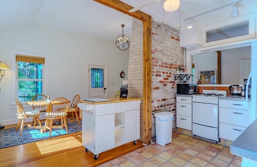 Indian Beach Sapphire Shores House | Tropical Sarasota Retreat - 2 Historic Bay Homes - 4 BR Total