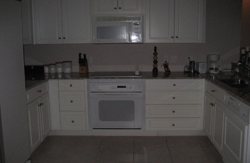 Vamo House | Tropical Shores Retreat-Great Location - Discounts for stays 3 months or longer