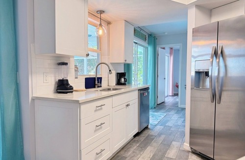 Venice Gardens House | "Turquoise Paradise" Waterfront Home in Central Venice - Heated Pool